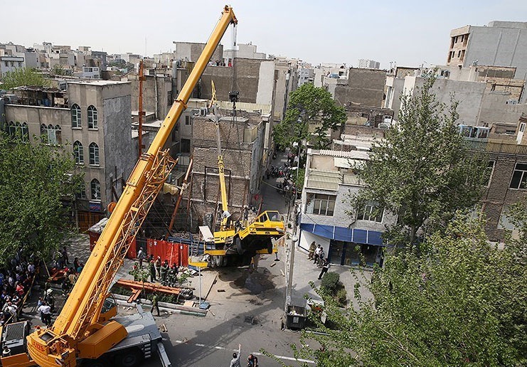 سقوط جرثقیل در خیابان نبرد تهران